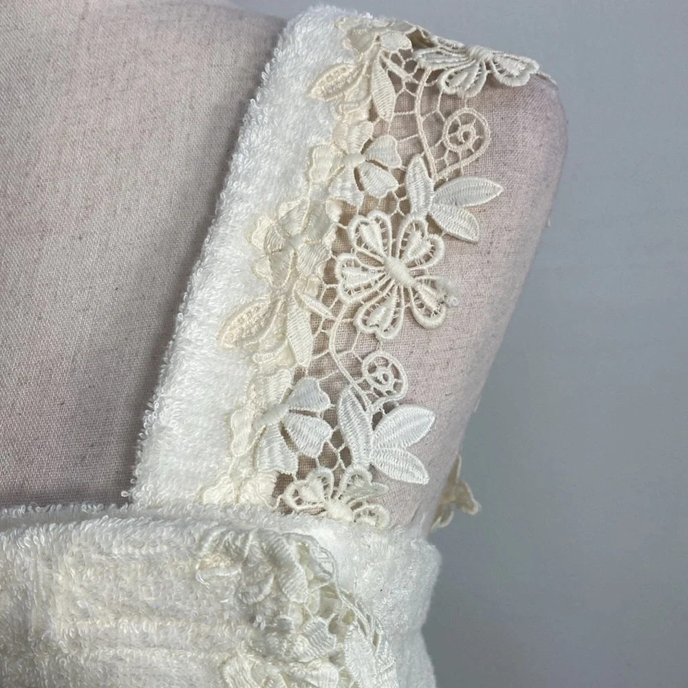 Vintage Cream Wrap Towel Floral Embroidered Flirty‎ feminine Women's S/M